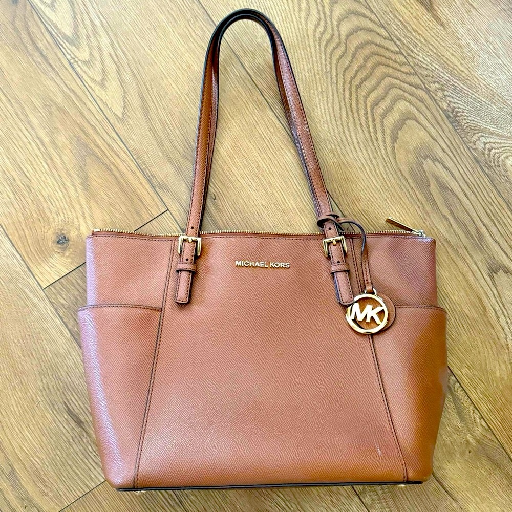 Michael Kors tote bag with zipper top, in excellent condition, gently used